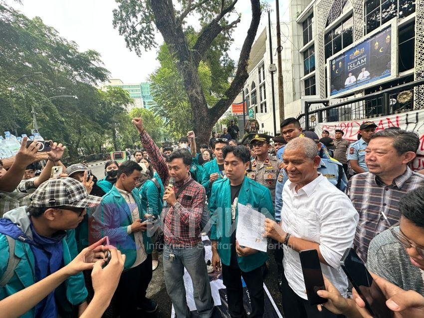 Gaungkan 10 Tuntutan, SEMA Unimed Unjuk Rasa di DPRD Sumut
