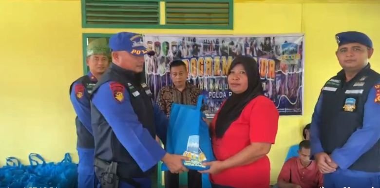 Tim Jalur Polda Riau Salurkan Bantuan ke Pulau Terpencil