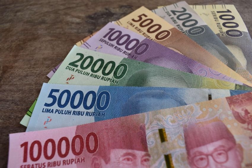 IHSG Anjlok Dekati Autoreject, Rupiah Justru Menguat