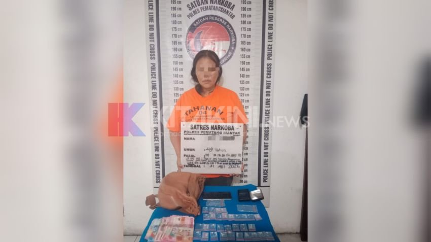 Duduk di Warung Miliknya, Wanita 49 Tahun Ditangkap Bersama Puluhan Paket Sabu