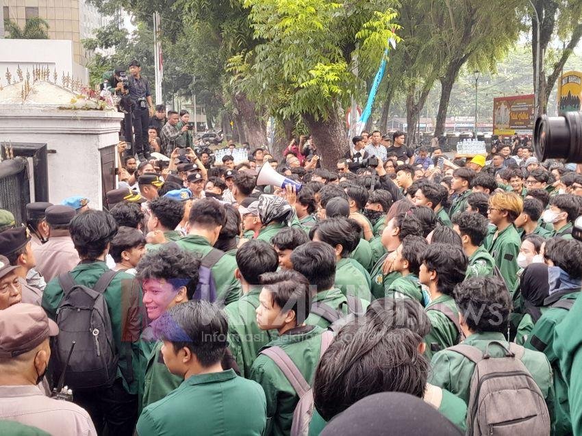 Ratusan Massa BEM USU Geruduk Gedung DPRD Sumut