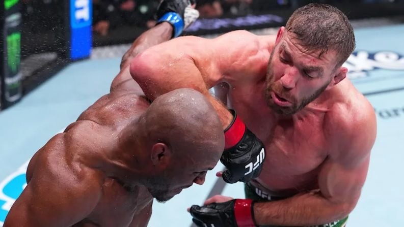 Dricus Du Plessis Ejek Khamzat Chimaev Usai Kalahkan Kamaru Usman