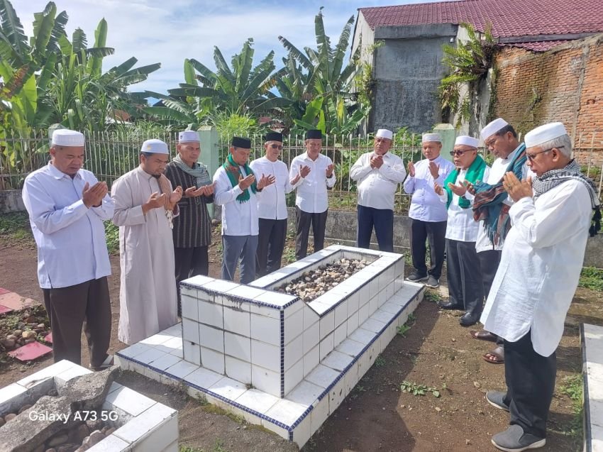 Milad ke-51, MUI P.Sidimpuan Tabur Doa di Makam Syekh H.Ja' far Abdul Wahab