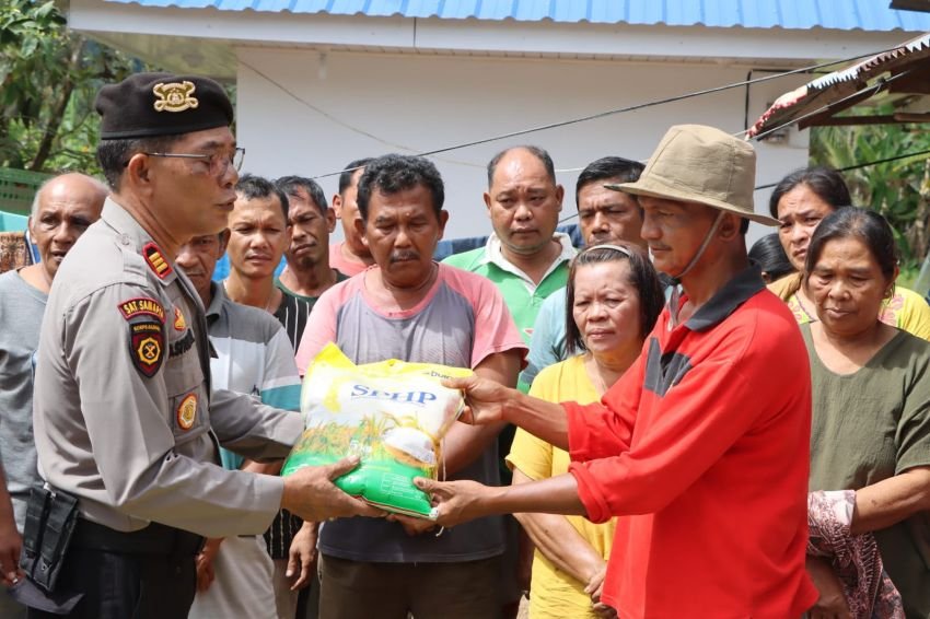 Wujud Kepedulian Pasca Banjir, Polres Tapteng Salurkan Paket Bahan Makanan