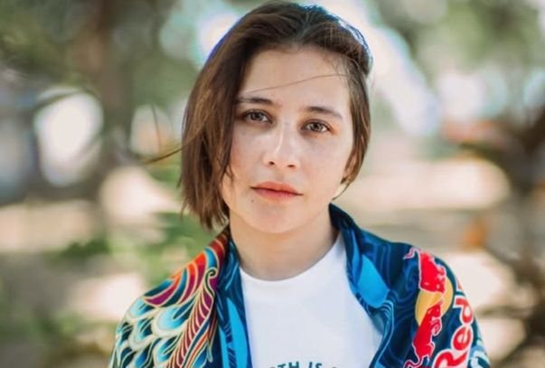 Belajar Bahasa Arab demi Film, Prilly Latuconsina Tinggalkan Les Bahasa Korea