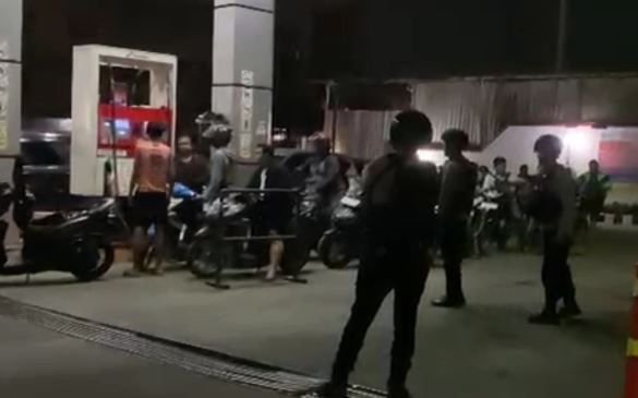 Antrian Panjang Kendaraan, Pasukan Brimob Poldasu Berjaga Disejumlah SPBU