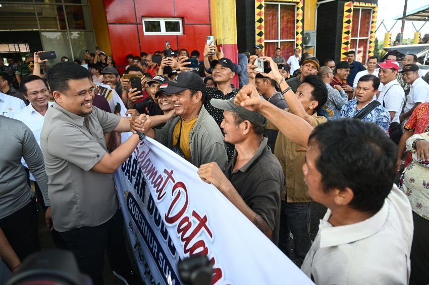 Disambut Hangat Warga di Binaka, Bobby Awali Agenda Berkantor di Kepulauan Nias
