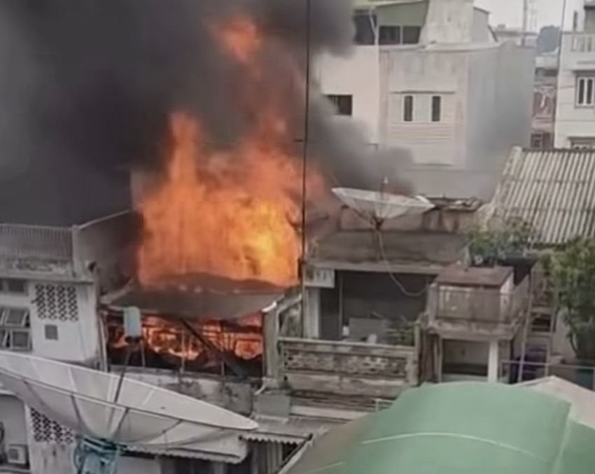 Toko Sparepart Mobil di Jalan Semarang Medan Terbakar, Warga Panik Selamatkan Kendaraan