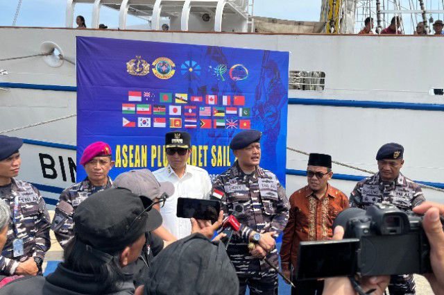 Dua Anggota DPRD Bersama Walikota Medan Sambut KRI Bima Suci di Belawan