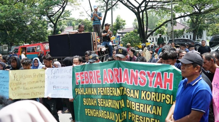 &lrm;Aksi Damai di Kejati Sumut, Massa Apresiasi Kejaksaan RI Berantas Korupsi
