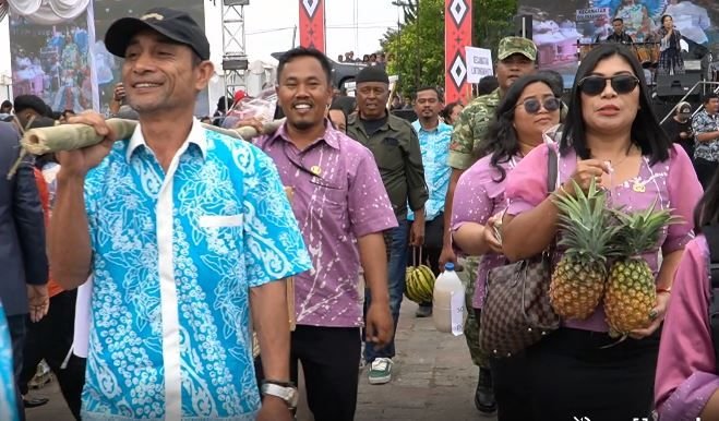 Warga Antusias Ikuti Pawai Hasil Pertanian Masyarakat Humbang Hasundutan
