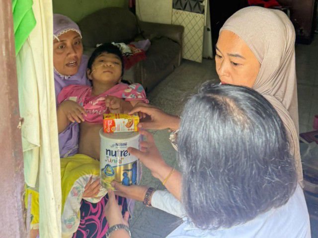 Hardiknas 2016, Wong Chun Sen Salurkan Susu dan Vitamin Untuk Balita Stunting