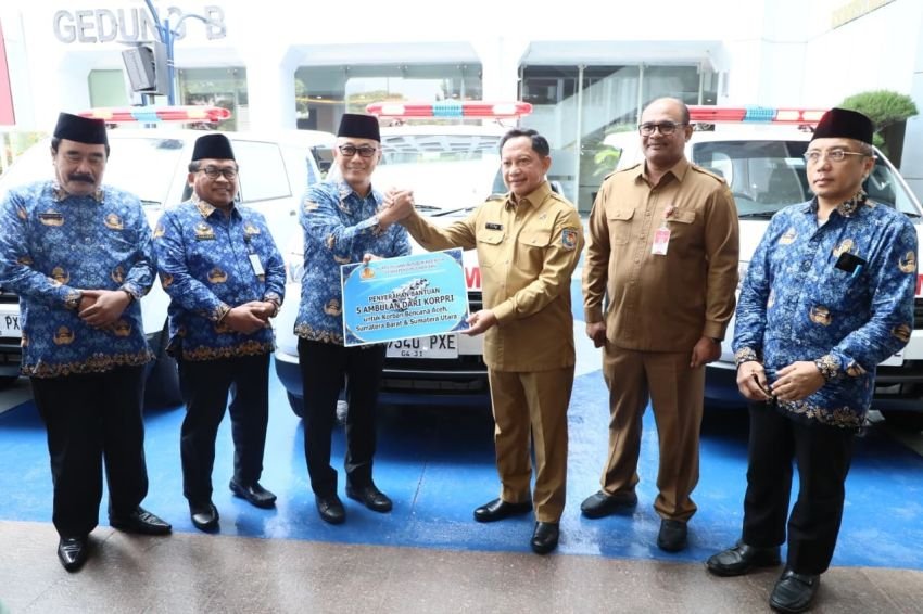 Perkuat Layanan Kesehatan, Satgas PRR Salurkan Bantuan 5 Unit Ambulans dari Korpri