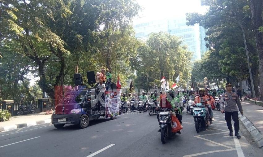 Desak Pemerintah Realisasikan Kebijakan Potongan Aplikasi Maks 8%, Ratusan Massa GODAMS "Serbu" Gedung DPRD Sumut