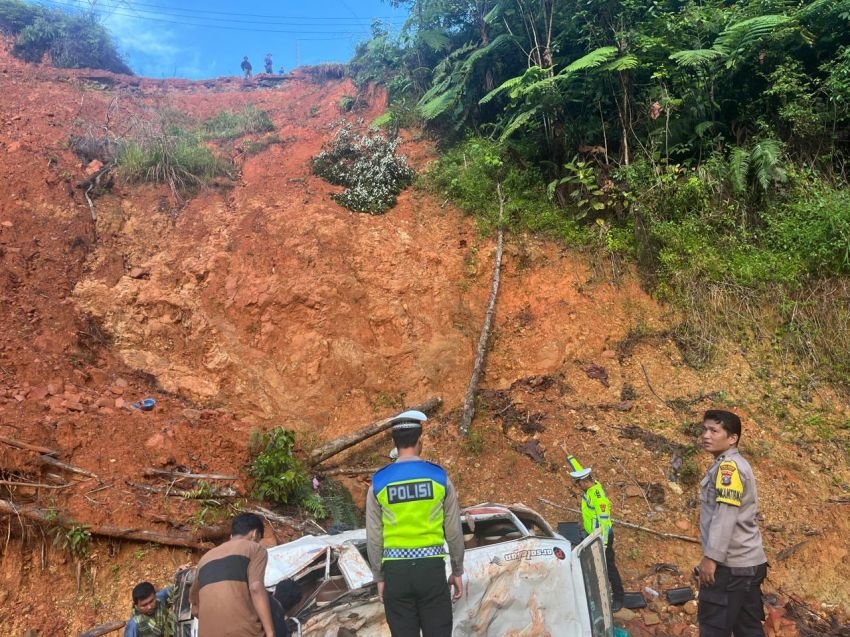 Satu Unit Minibus Masuk Jurang 60 Meter di Jalan Lintas Sibolga-Tarurung
