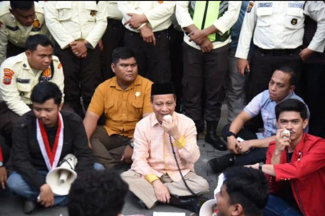 Rajudin Sagala Terima Mahasiswa GMNI Yang Berunjukrasa di Depan Gedung DPRD Medan