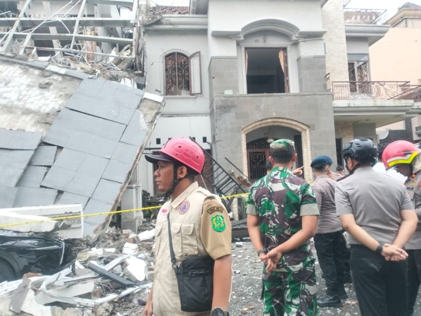 Terdengar Ledakan, Rumah Mewah di Grand Polonia Medan Ambruk Saat Renovasi