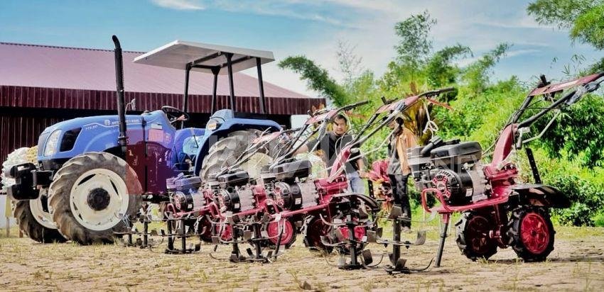Bupati Simalungun Serahkan Bantuan Alsintan Saat Panen Raya Bawang Merah