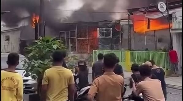 Pangkalan Gas di Medan Denai Terbakar, Diduga Akibat Sambaran Tumpahan Minyak