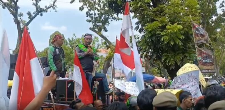 Nyaris Ricuh, Ratusan Ojol Medan Demo Kantor Gubernur Tuntut Aturan 8 Persen