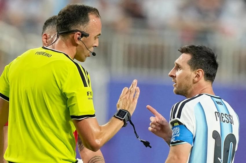 Messi Ditegur Wasit, Balas Tegur Balik: Jangan Tidak Menghormati Saya