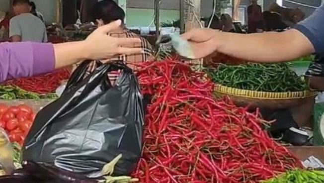 Harga Cabai Merah Turun, Ayam Potong Melonjak di Medan
