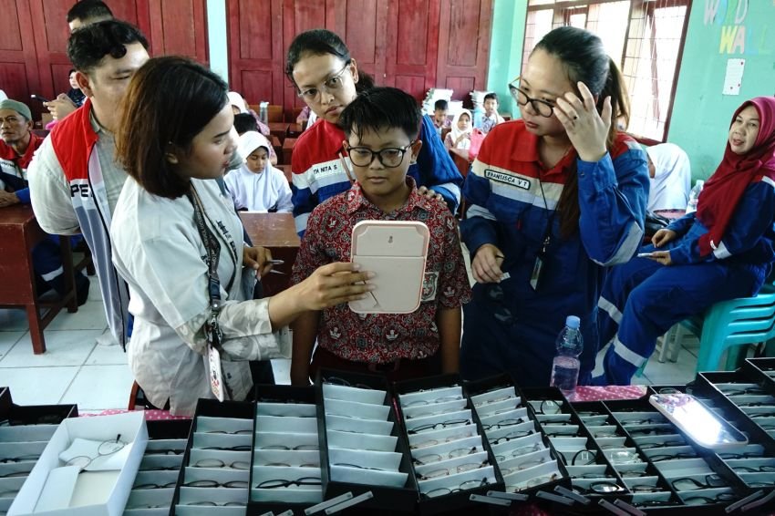 Program Lensa Energi Pertamina EP Pangkalan Susu Deteksi Gangguan Penglihatan Belasan Siswa SD di Langkat
