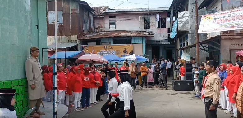Semarak Hari Kemerdekaan ke-81 RI, Warga Bantaran Sungai Deli Medan Gelar Upacara Bendera