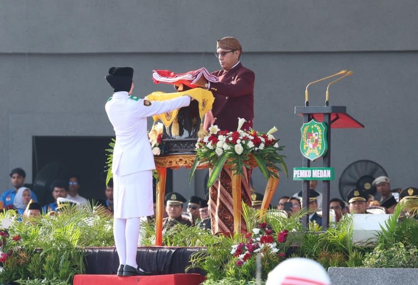 Kepala Bapenda Medan Kenakan Pakaian Adat Simalungun Hadiri Upacara HUT ke-81 RI