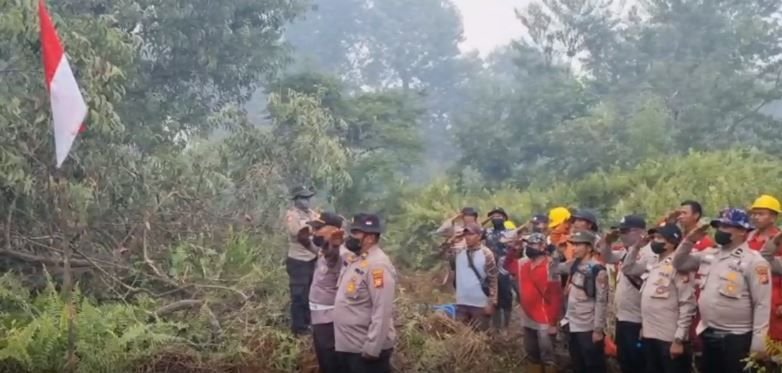 Polisi Gelar Upacara Hari Kemerdekaan RI di Lokasi Karhutla Pelalawan