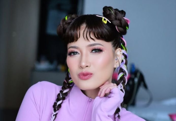 Tak Mau Kalah dengan Gen Z, Chika Jessica Tampil Colorful Seluruh Badan