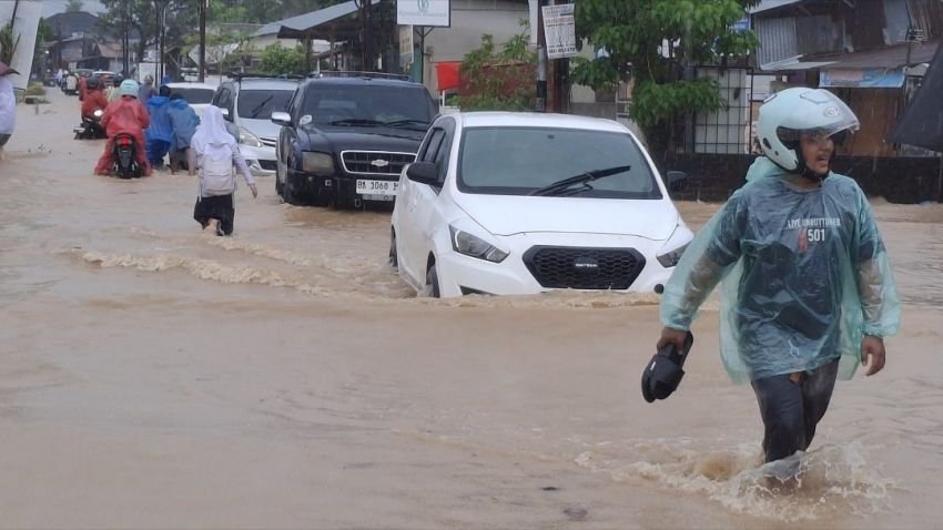 Banjir Terjang Padang, Tiga Kecamatan Terdampak, Evakuasi Terus Berlangsung
