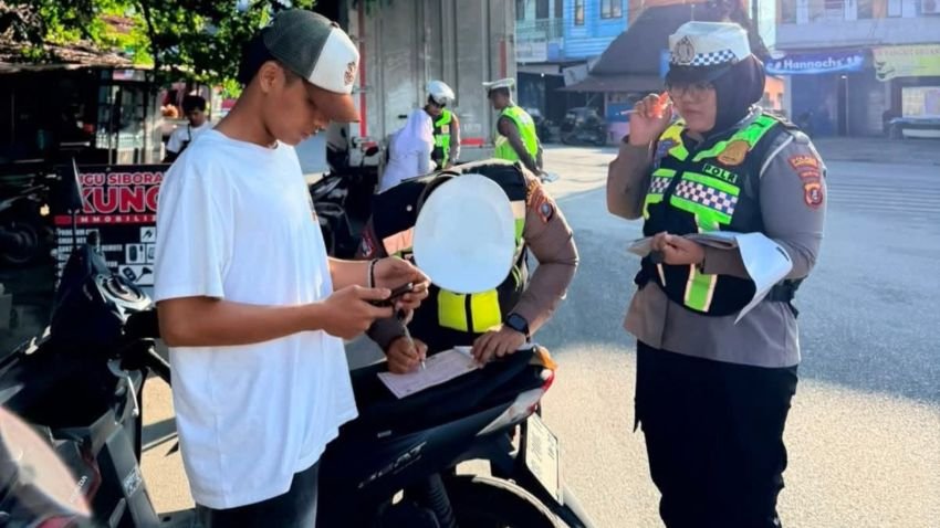 Tilang Manual Dinilai Efektif Mendorong Pengendara Sepeda Motor Taat Gunakan Helm di Kota Padangsidimpuan