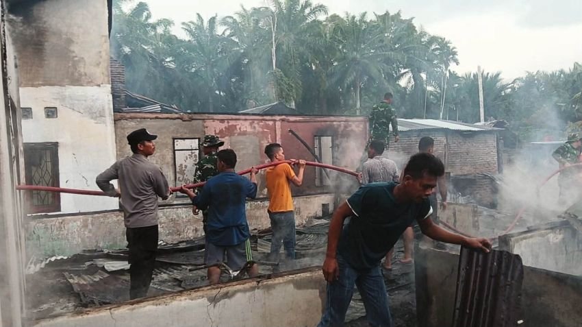 Kebakaran Hanguskan Empat Rumah di Sirandorung Tapteng, Kerugian Ditaksir Rp350 Juta