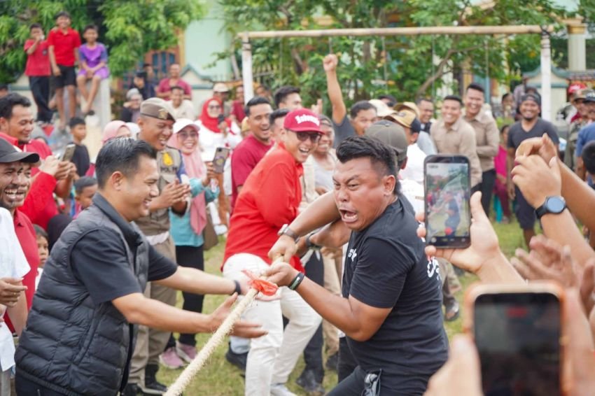 Aksi Penuh Semangat Rico Waas Ikut Tarik Tambang, Bawa Timnya Raih Kemenangan di Pesta Rakyat Medan Amplas