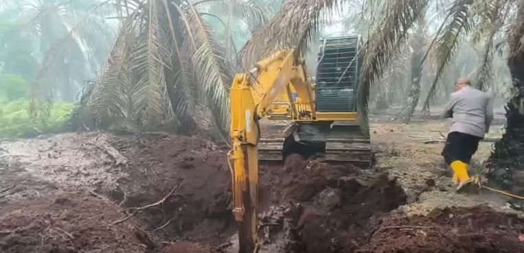 Sumber Air Terbatas, Polda Riau Buat 180 Embung di Lokasi Karhutla