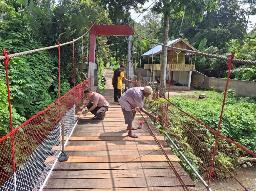 Polres Tapsel Benahi Jembatan Gantung di Situmbaga, Angkola Selatan