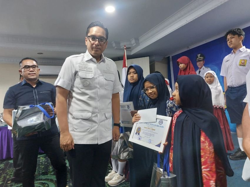 Senyum Bangga dari Ruang Kelas, Ketika Dua Siswa MIS Miftahul Jannah Medan Denai Terima Penghargaan Wali Kota Medan