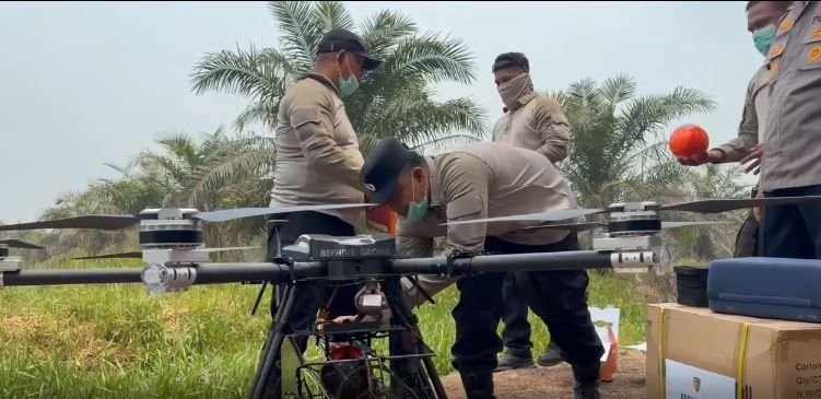 Polda Riau Kerahkan Tiga Drone, Padamkan Karhutla di Siak