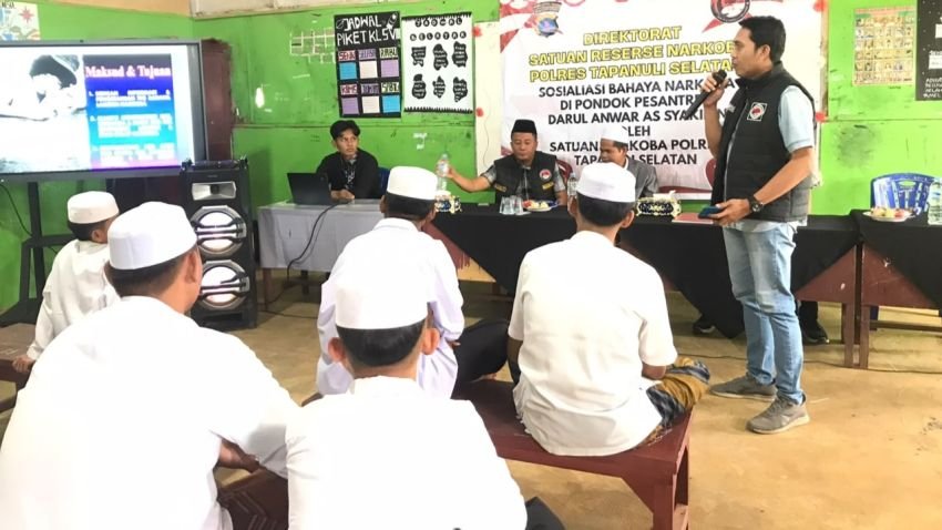 Satres Narkoba Polres Tapsel Hadir di Ponpes Darul Anwar As-Syakinin Sosialisasikan Bahaya Narkoba