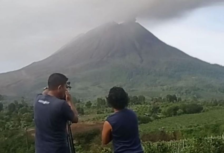 Sinabung Tetap Status Siaga dan Keluarkan Abu 200&ndash;300 Meter