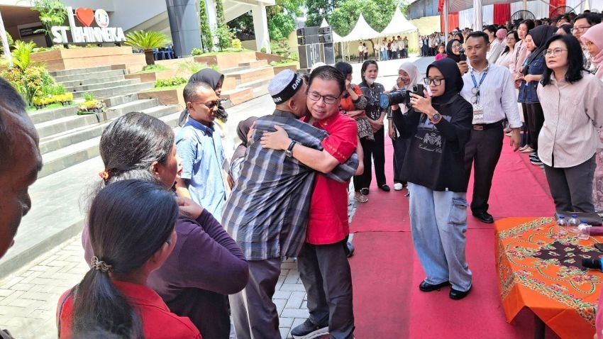 Tak Mau Miskin Selamanya, Rianto Antarkan Putrinya Menjemput Masa Depan di Bangku Kuliah