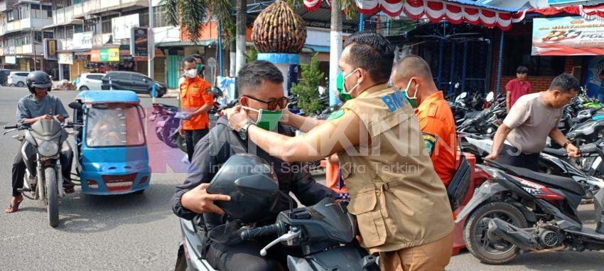 Antisipasi Kabut Asap, BPBD Sidimpuan Bersama TNI, Polri dan PKK Bagikan Masker