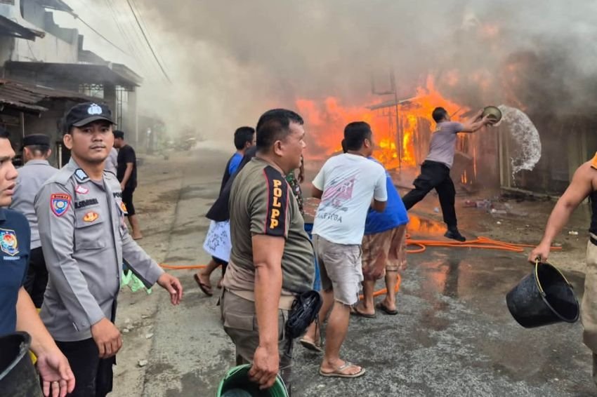 Diduga Akibat Tabung Gas Meledak, 10 Tempat Usaha di Pasar Manduamas Terbakar