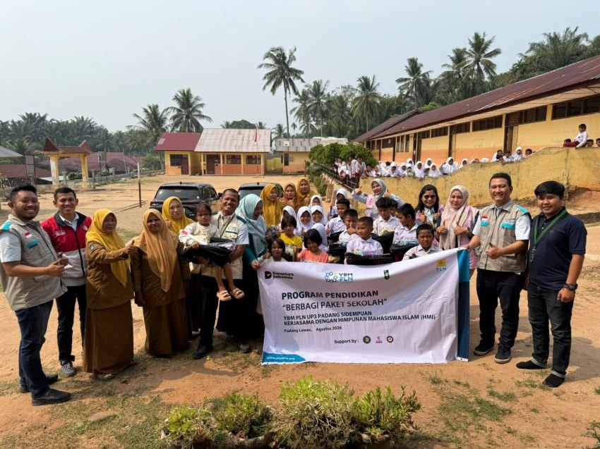 YBM PLN UP3 Sidimpuan Bersama Badko HMI Sumut Salurkan Bantuan Perlengkapan Sekolah
