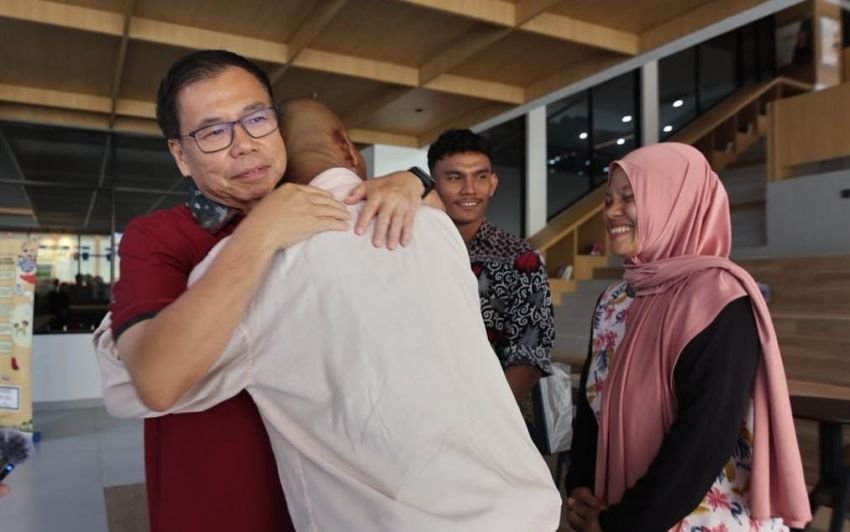 Sebungkus Tape dan Doa di Sepertiga Malam, Pertemukan Rizal dengan dr. Sofyan Tan
