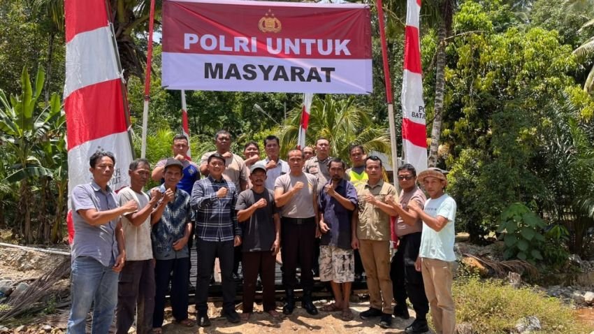 Polsek Batangtoru Benahi Jembatan di Angkolasangkunur Sepanjang 7 Meter