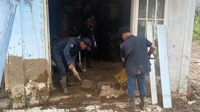 Material Banjir Bandang Solok Masih Menumpuk, Garda Pemuda Nasdem Bersihkan Rumah Warga