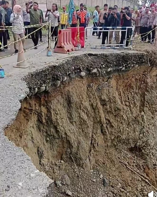"Ambruk", Salmon Sumihar Desak Dinas BMBKCK Sumut Segera Perbaiki Jalan Karo-Langkat