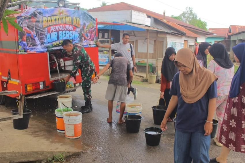 Kodim 0212/Tapsel Gelar Bhakti TNI AD, Salurkan Air Bersih ke Warga di Sihitang